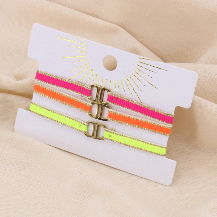 Trois bracelets tissus fermoir noeud macramé et acier inoxydable 0223125 multi Trois bracelets tissus fermoir noeud macramé et acier inoxydable 0223125 multi