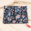 Pochette plate imprimé cachemire fleurs orientales pompons 0923044 noir