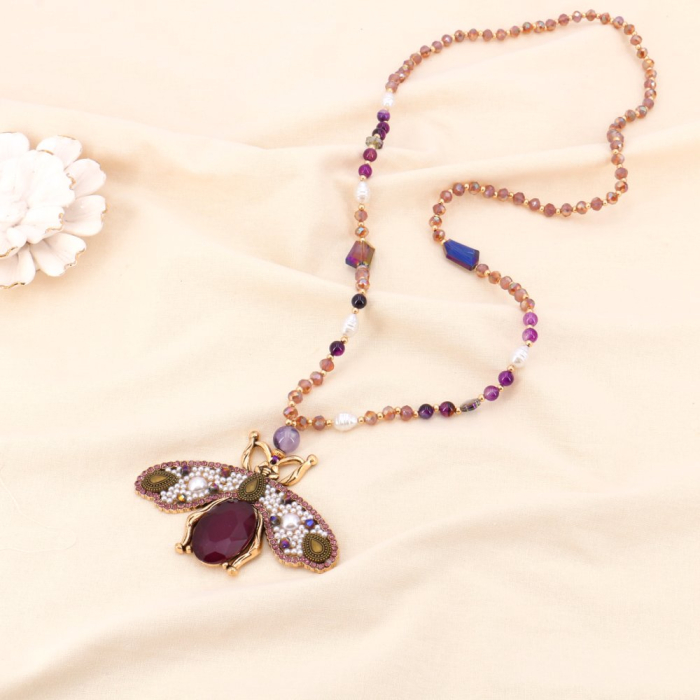 Collier long pendentif maxi abeille métal doré et perles cristal facettées 0123141 violet