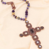 Collier croix baroque avec strass, cristal, perles blanches et billes métal doré 0123142 violet