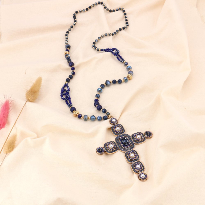Collier croix baroque avec strass, cristal, perles blanches et billes métal doré 0123142 bleu foncé Collier croix baroque avec strass, cristal, perles blanches et billes métal doré 0123142 bleu foncé