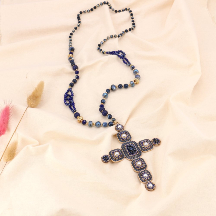 Collier croix baroque avec strass, cristal, perles blanches et billes métal doré 0123142 bleu foncé