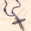 Collier croix baroque avec strass, cristal, perles blanches et billes métal doré 0123142 bleu foncé