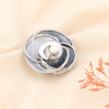 Broche ronde magnétique fleur métal émail femme 0523505 gris clair