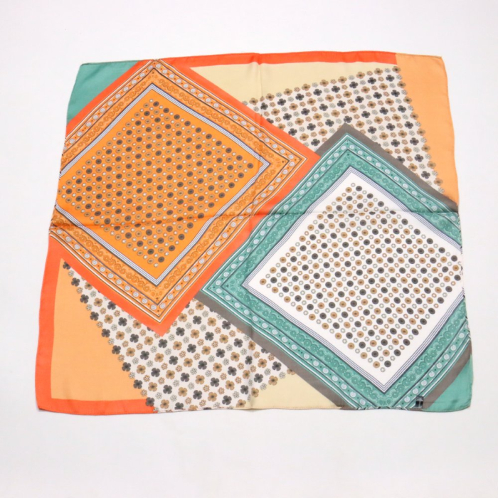 Foulard carré motif dalles fleurs touché soie polyester 0724014 orange Foulard carré motif dalles fleurs touché soie polyester 0724014 orange