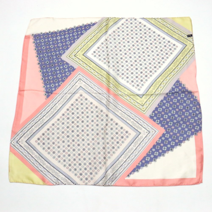 Foulard carré motif dalles fleurs touché soie polyester 0724014 gris clair
