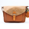 Sac à bandoulière cartable Flora&Co simili-cuir souple rabat scintillant boule de poil foulard femme 0922050 cognac Sac à bandoulière cartable Flora&Co simili-cuir souple rabat scintillant boule de poil foulard femme 0922050 cognac