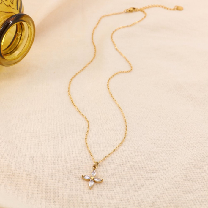 Collier minimaliste acier pendentif fleur 4 pétales strass 0124519 doré Collier minimaliste acier pendentif fleur 4 pétales strass 0124519 doré