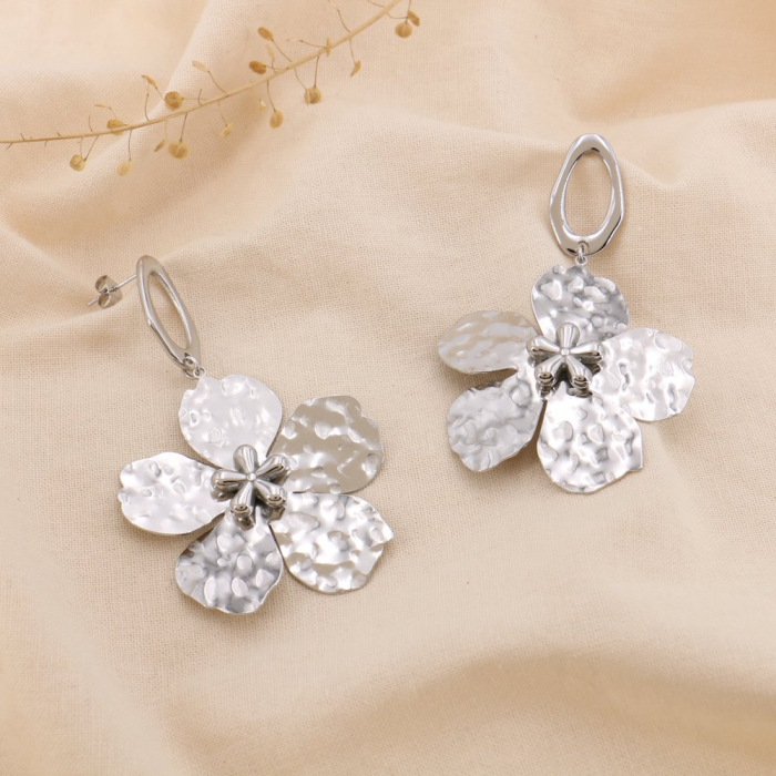 Boucles d'oreilles pendantes fleur acier inoxydable martelé 0324595 argenté