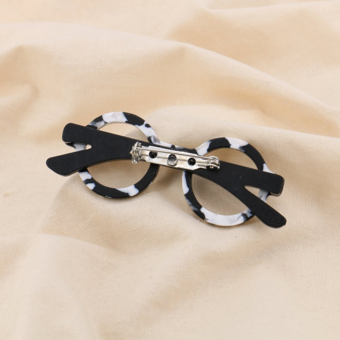 Broche fantaisie en forme de lunettes résine et métal 0525018 noir/blanc
