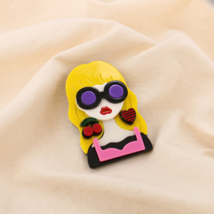 Broche fantaisie Femme blonde aux lunettes résine et métal 0525024 jaune
