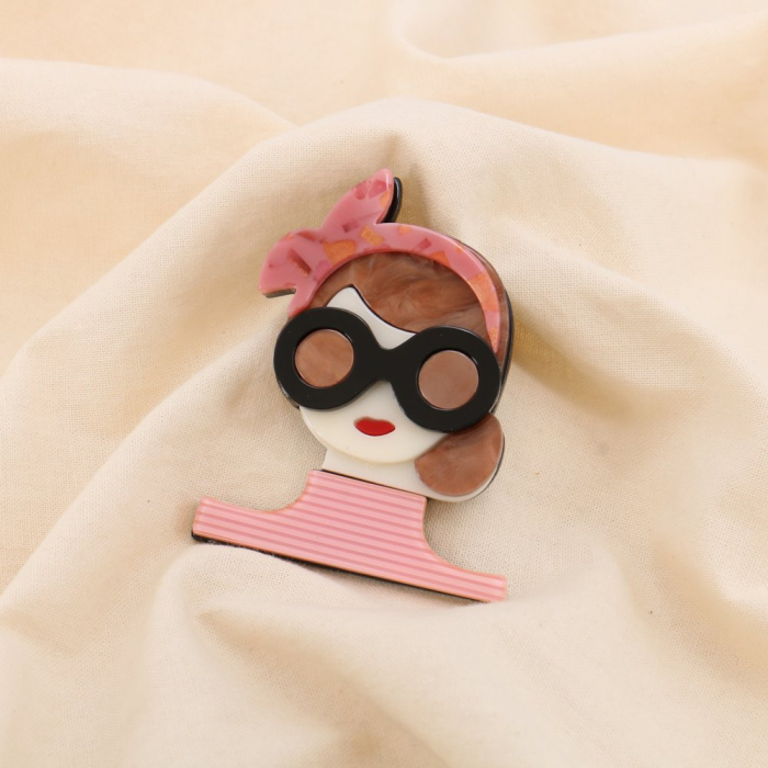 Broche fantaisie Femme rétro au bandeau rose résine et métal 0525026 rose Broche fantaisie Femme rétro au bandeau rose résine et métal 0525026 rose