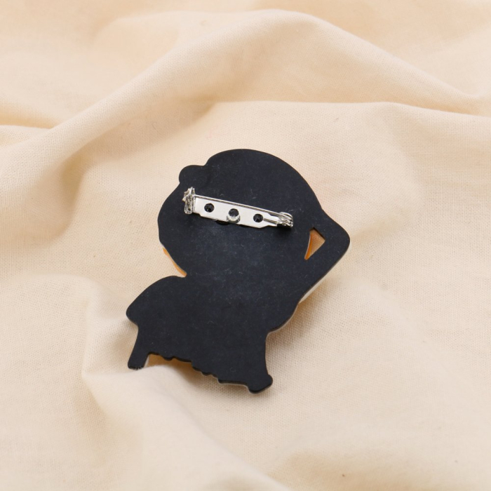 Broche fantaisie Jeune fille à casquette résine métal 0525029 gris clair