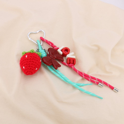 Bijou de sac ou porte-clés fraise LOVE 0825016 rouge