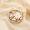 Broche aimantée ronde fleur filigrane métal strass émail 0524513 blanc Broche aimantée ronde fleur filigrane métal strass émail 0524513 blanc