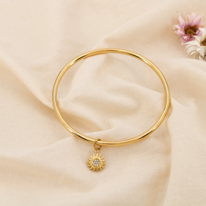 Bracelet jonc acier inoxydable breloque soleil rayonnant strass 0225231 doré Bracelet jonc acier inoxydable breloque soleil rayonnant strass 0225231 doré