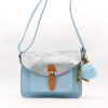 Sac à bandoulière cartable Flora&Co simili-cuir souple rabat scintillant boule de poil foulard femme 0922050 bleu ciel