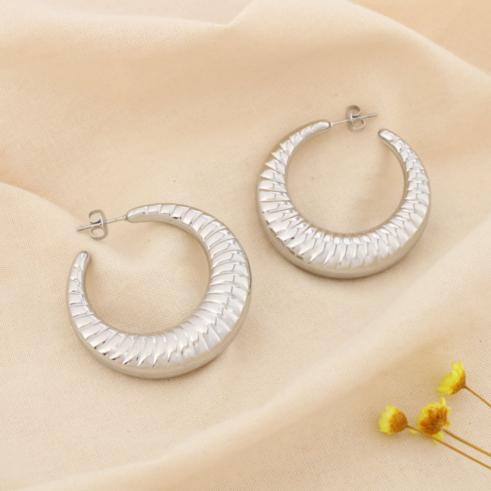 Boucles d’oreilles demi-créoles acier inox strié 0325572 argenté Boucles d’oreilles demi-créoles acier inox strié 0325572 argenté