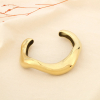 Bracelet manchette rigide contemporain sculptural acier inoxydable 0226132 doré